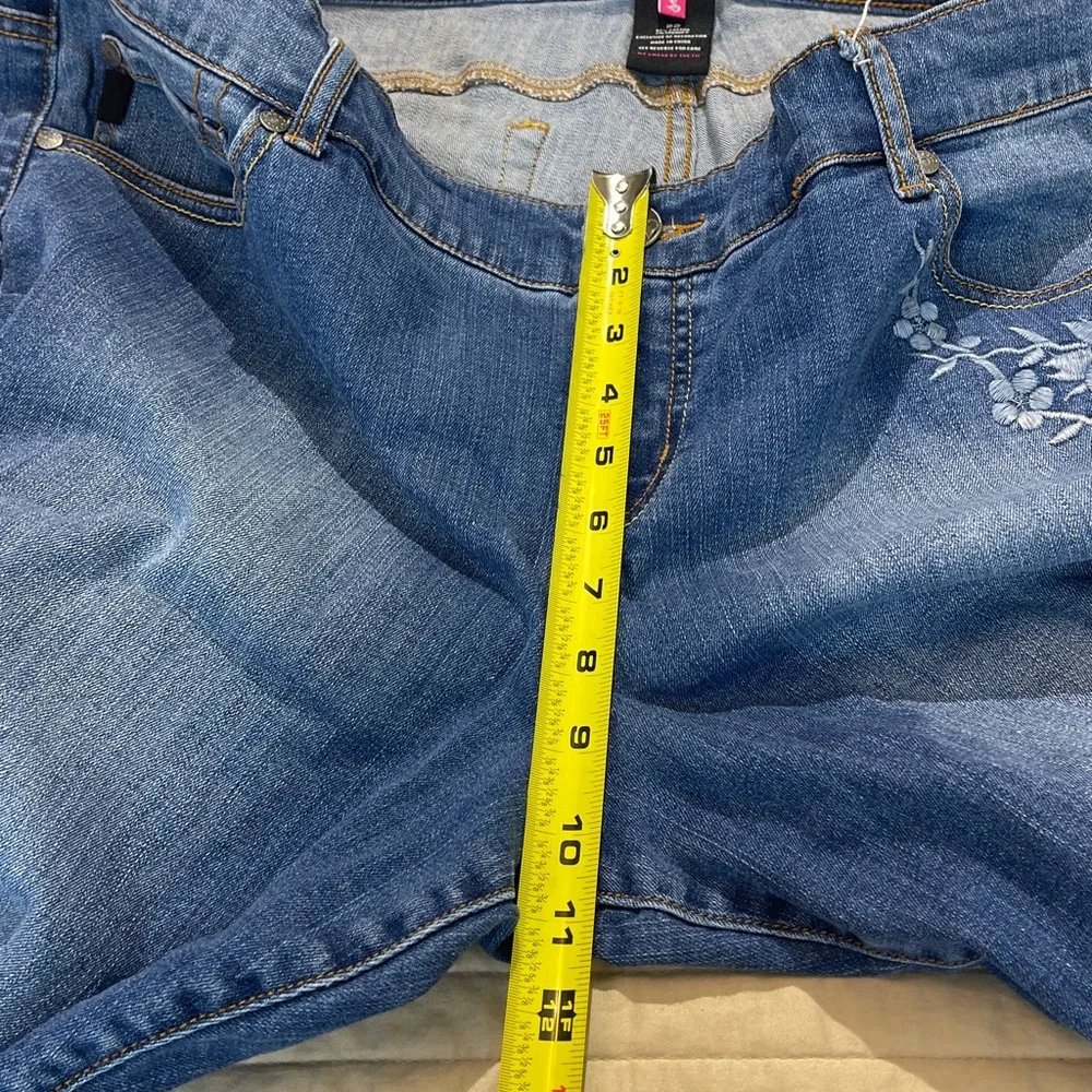 TORRID WOMENS SIZE 22 plus Blue Jean Shorts with Floral Detail on pocket